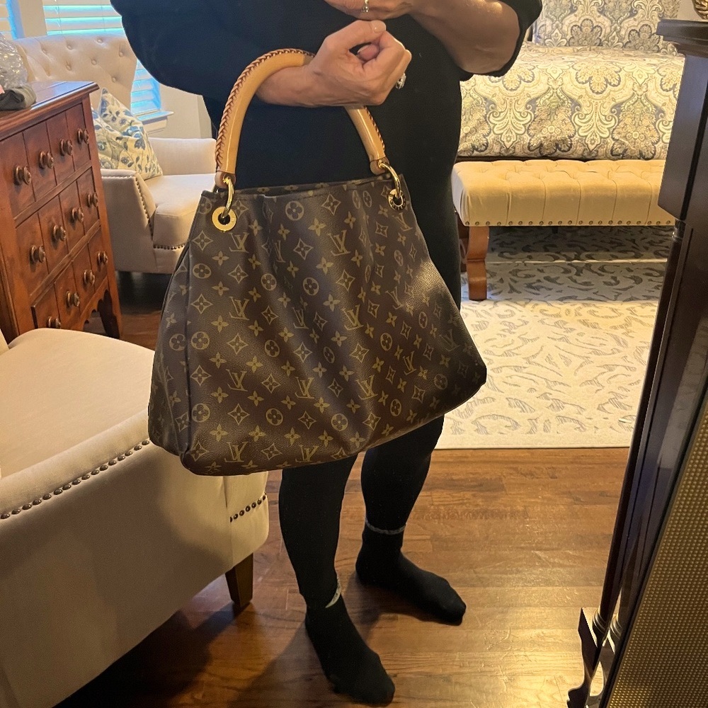LOUIS VUITTON ❤️🥂💯Authentic Monogram Artsy MM! Beautiful shape!  Great Price!